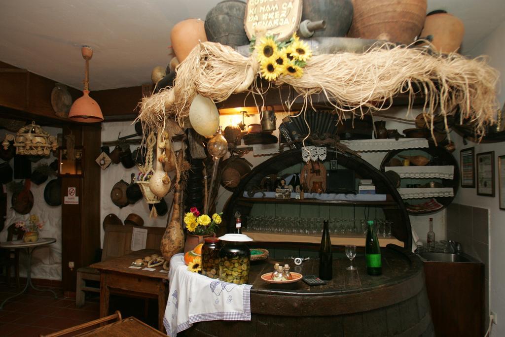 Farm Stay Frank Ozmec Wine And Glamping Estate Лютомер Екстер'єр фото